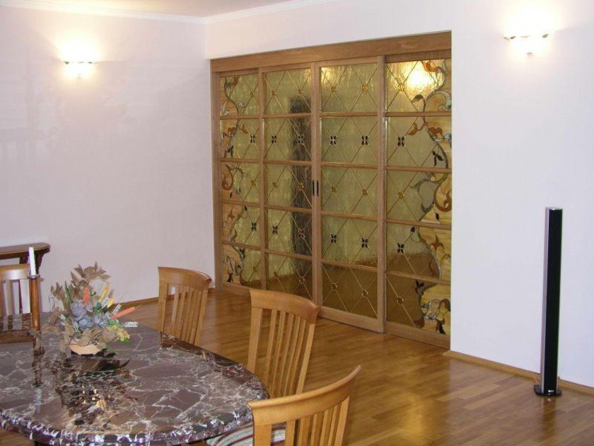 Перегородка для гостиной с цветным стеклом и декоративными вставками Шахты