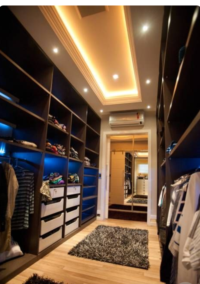 Большая открытая гардеробная комната с комбинированным наполнением Шахты