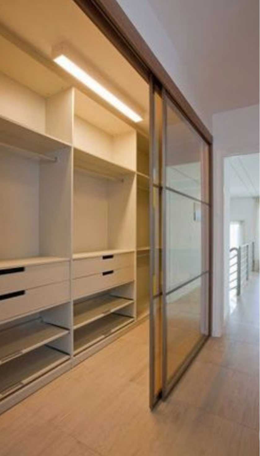 Линейная гардеробная комната с дверями купе Шахты