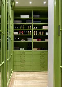 Г-образная гардеробная комната в зеленом цвете Шахты