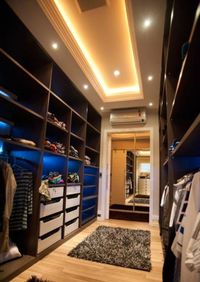 Большая открытая гардеробная комната с комбинированным наполнением Шахты