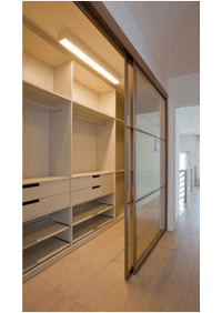Линейная гардеробная комната с дверями купе Шахты