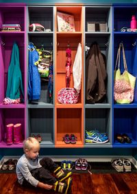 Детская цветная гардеробная комната Шахты