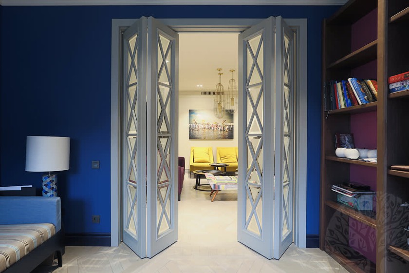 Двери гармошка  для гостиной со стеклами с разделителями Шахты