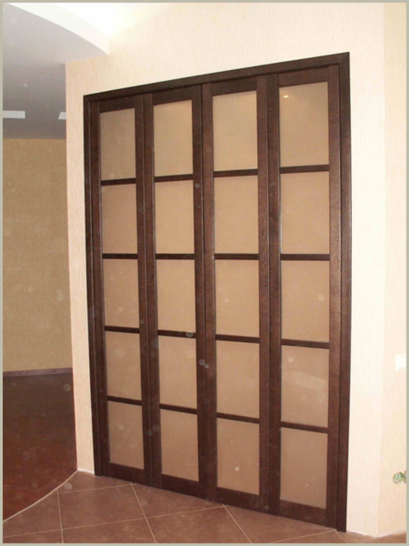 Двери гармошка с матовым стеклом и накладными разделителями Шахты