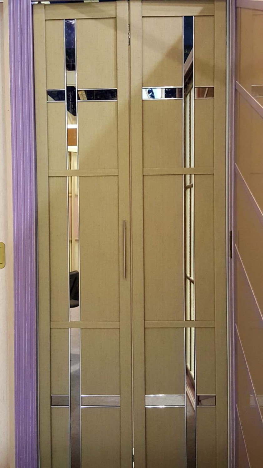 Двери гармошка шпонированные с зеркальным декором Шахты
