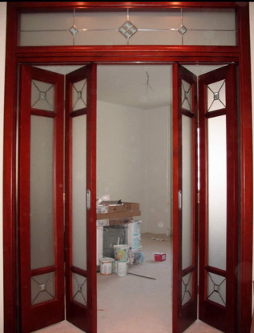 Дверь гармошка с декоративными стеклянными вставками Шахты