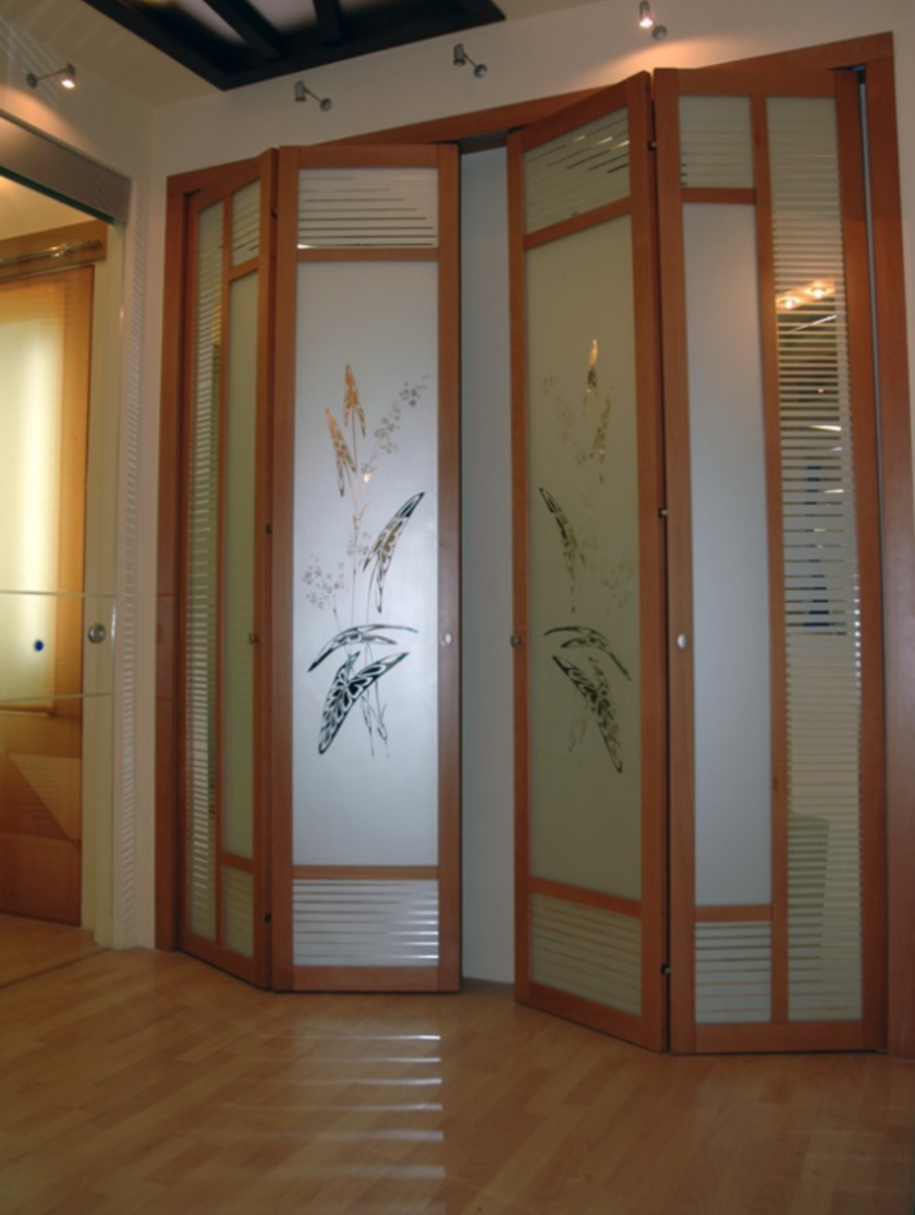 Широкие двери гармошка с матовым стеклом и рисунком Шахты