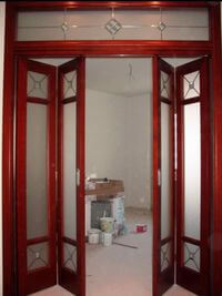 Дверь гармошка с декоративными стеклянными вставками Шахты